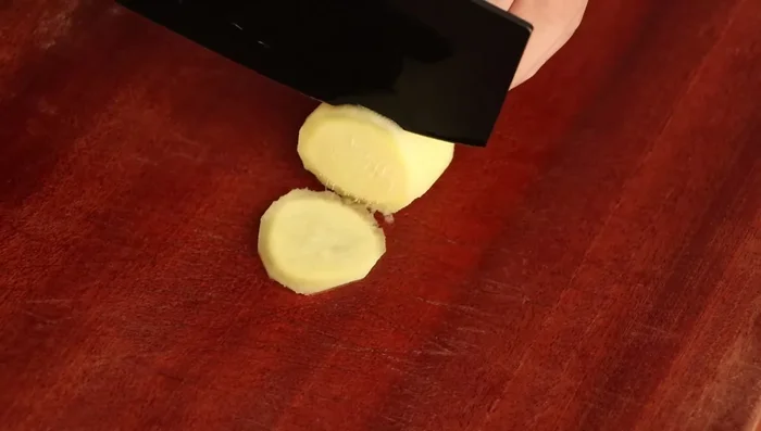 Cut slices of ginger and sieve.