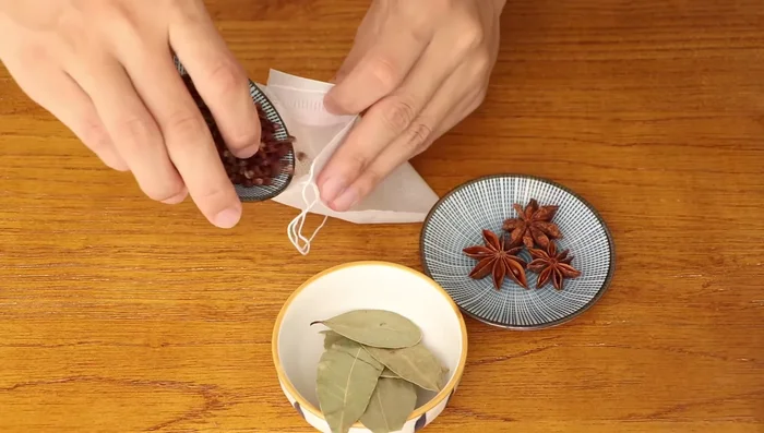 Prepare mixed spices: 5 grams Sichuan pepper, 5 grams star anise, and bay leaves. Sieve.