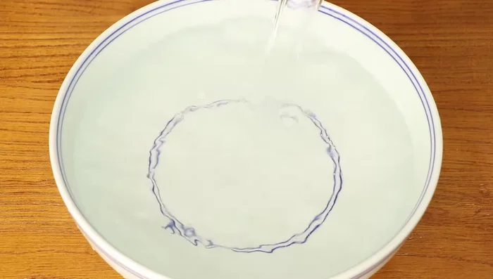 Wash 500 grams of chicken feet and remove their nails.