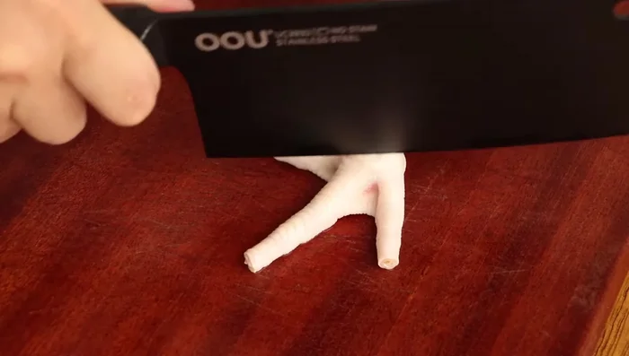 Cut chicken feet into three pieces.