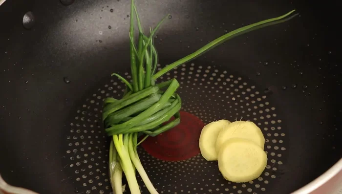 Blanch chicken feet: Add 3-5 green onions, 3 slices of ginger, and 1 tablespoon of cooking wine to a pot with chicken feet. Add enough water to immerse them. Boil over high heat, then reduce heat and simmer for 15 minutes, skimming off foam.