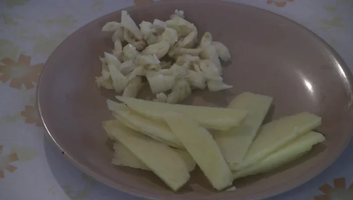 Smash 10-12 cloves of garlic and slice 3-4 tablespoons of ginger.
