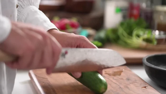 Prepare the toppings: Slice cucumber (removing seeds), radish, spring onion, and coriander (optional). Set aside roasted peanuts and sesame seeds.