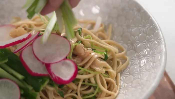 Serve: Arrange the noodle salad in bowls. Garnish with remaining toppings (peanuts, sesame seeds, extra dressing, and chili oil if desired).