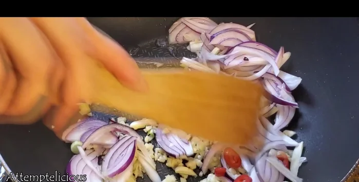 Heat up oil in a frying pan and stir-fry garlic, chili, and onions until fragrant.