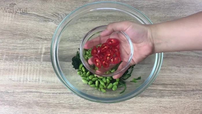 Combine the cooked spinach, edamame, dressing, 1-2 teaspoons of toasted sesame seeds, and any optional chili in a bowl.