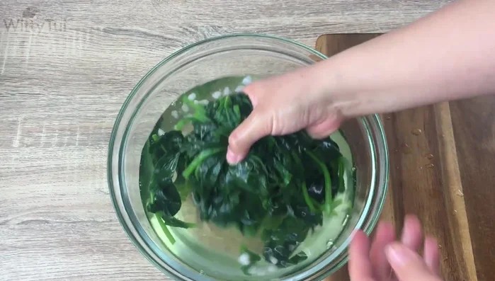 Squeeze out excess water from the spinach.