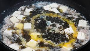 Quick & Easy Chinese Seaweed Tofu Soup Recipe (10 mins)