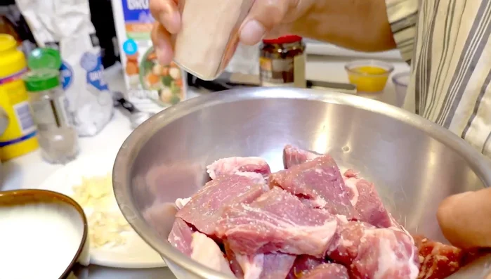 Marinate the beef with salt, black pepper, soy sauce, and a little cooking oil.