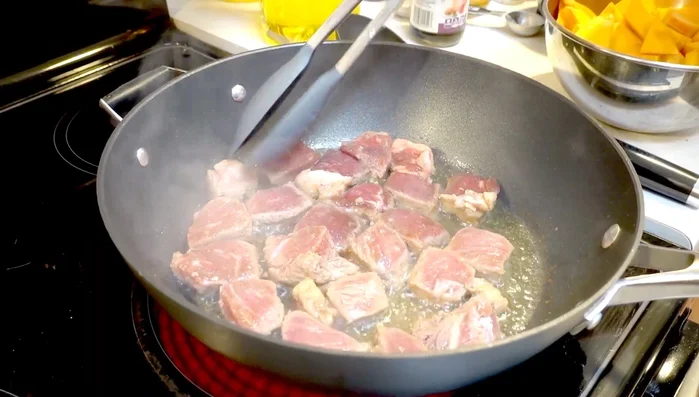 Heat the oil in a pan and stir-fry the beef until browned on both sides.