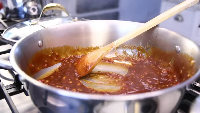 Season the sauce: Add MSG or salt to taste. Adjust sweetness, sourness, and saltiness as needed.