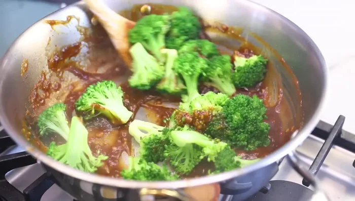 Combine and serve: Add the blanched broccoli to the sauce and reheat until warmed through. Spoon sauce over rice and garnish with sesame seeds (optional).
