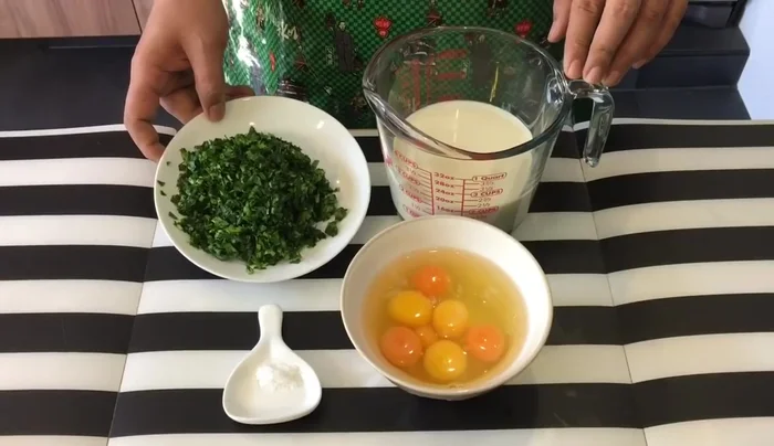 Chop Chinese spinach and squeeze out excess juice.