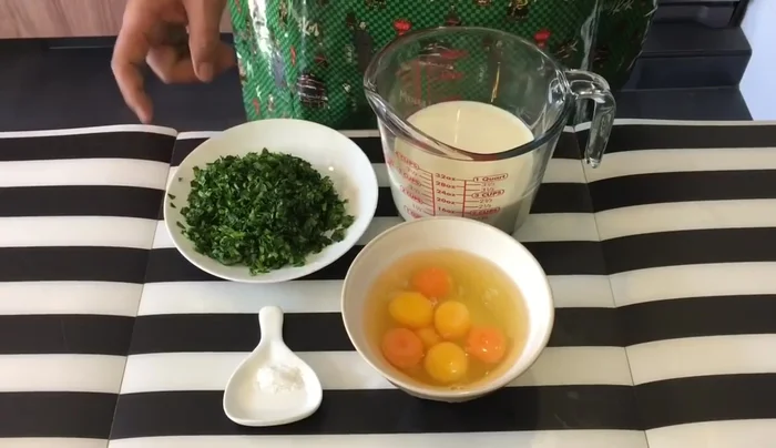 Prepare a steaming tray lined with baking paper. Spread the chopped spinach evenly on the tray.