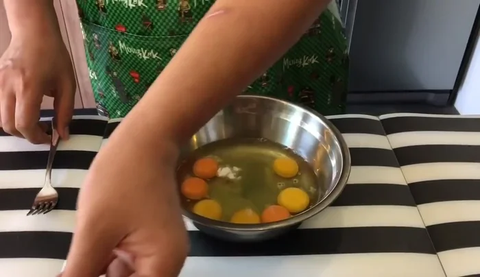 Whisk eggs with salt. Slowly pour the egg mixture over the tofu and spinach using a sieve.