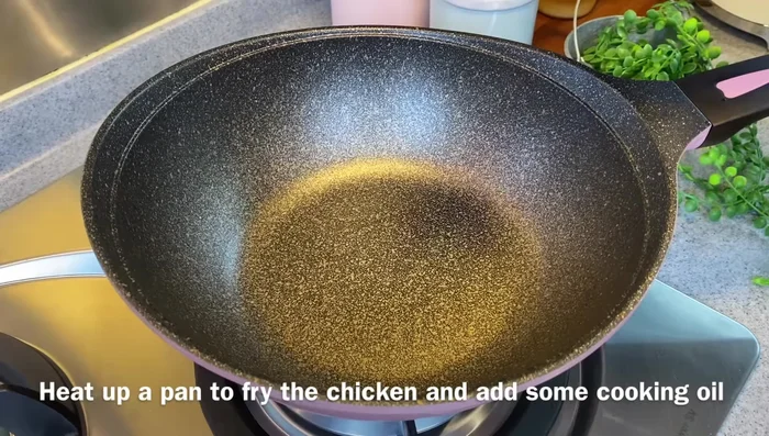 Heat up a pan with a little bit of oil.