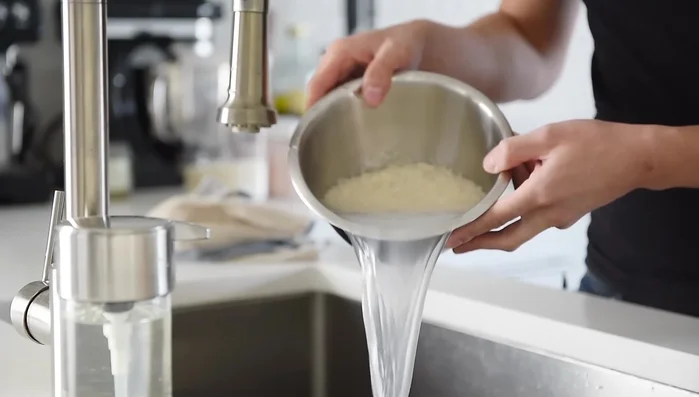 Rinse and drain the rice 2-3 times.