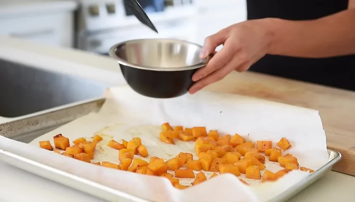 Add the roasted squash to the congee (optional, you can add half or all). Stir.