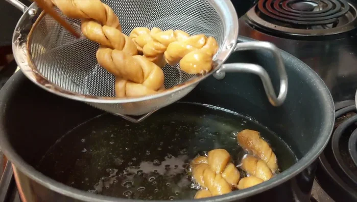 Place the cooked Ma Hua on paper towels to drain excess oil. Let cool.