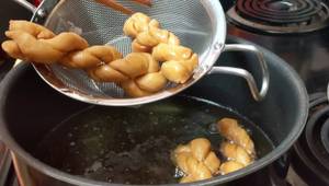 Crispy Fried Dough Twists (Ma Hua): Authentic Chinese New Year Snack