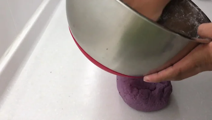 Add a bit of oil to the same bowl, transfer the dough, cover, and let it rest for 45 minutes. (169.04)