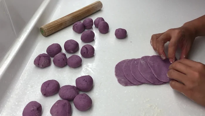 Cut the dough in the middle to form rose petals, gently turning the outside to make them look pretty. (336.88)