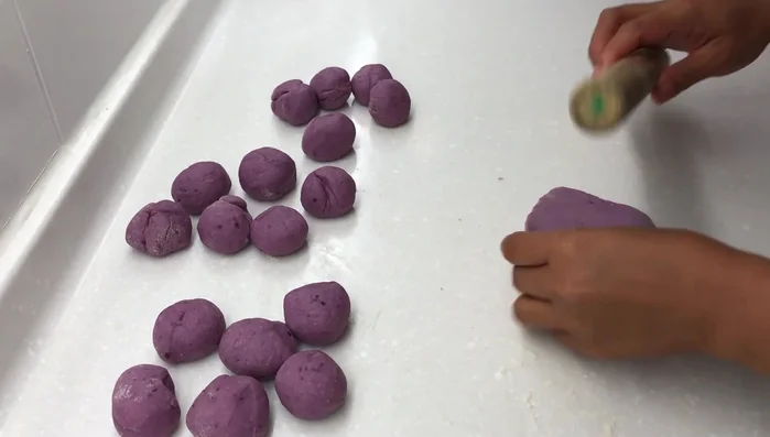 Transfer the buns to a steaming tray and repeat the process with the remaining dough. (390.72)