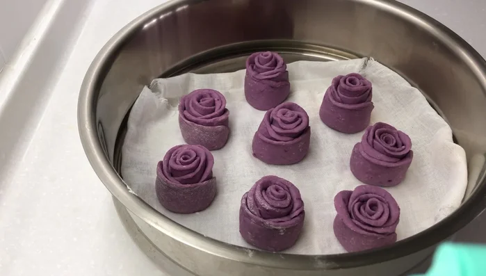 Steam the buns with boiling water for 15 minutes. After 15 minutes, turn off the heat and let them simmer for another 5 minutes to prevent shrinking. (475.44)