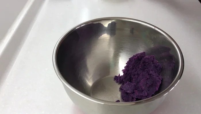 In a large bowl, add sweet potato, baking powder, sugar, and flour. Stir to combine. (77.439)