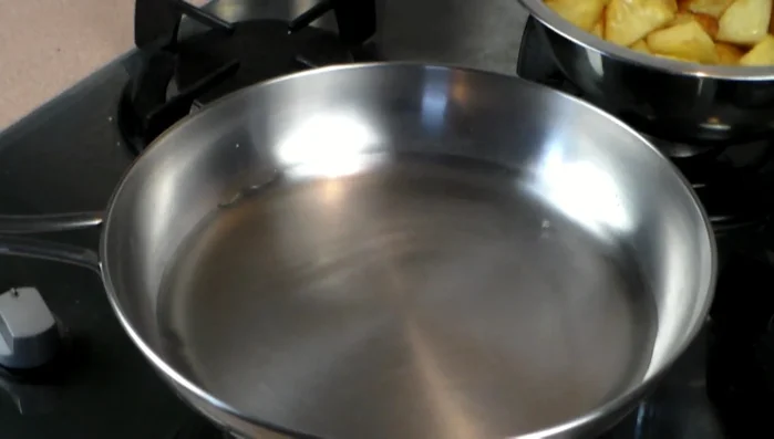 In a pan, heat water on medium-high heat. Add garlic powder, onion flakes, and hot pepper flakes.