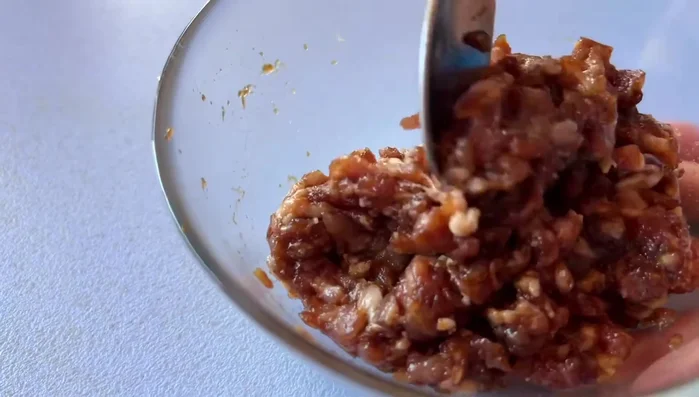 Prepare the filling: Mix seasoned minced pork into small balls.