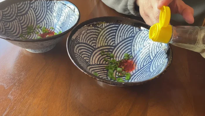 Prepare the seasoning: Combine salt, white pepper (or chili pepper), scallion, fish sauce, and white vinegar. Add hot water from cooking the fish balls (adjust amount for desired taste).