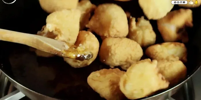 Add the fried apples to the caramel, coating each piece completely.