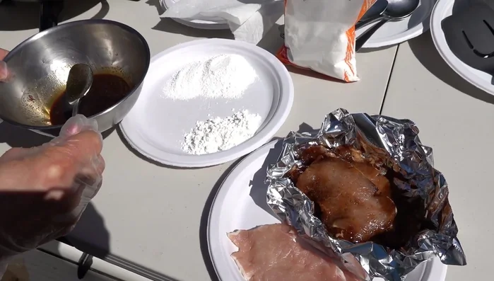 Marinate the pork chops in the mixed seasoning. Ideally, marinate overnight.
