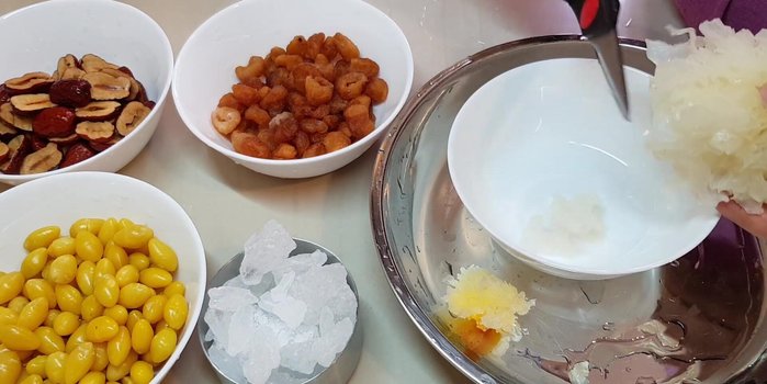 Cut snow fungus into smaller pieces.