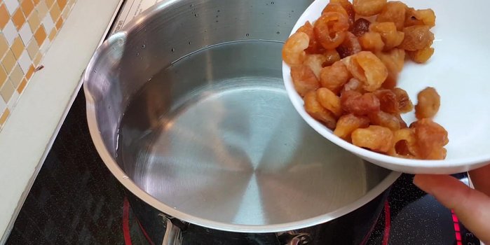 In a pot, combine 3 liters of water, longan, ginkgo nuts, red dates, snow fungus, rock sugar, and a half teaspoon of salt.