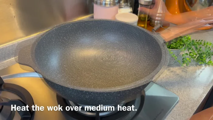 Heat a wok over medium heat. Add a little oil and swirl.