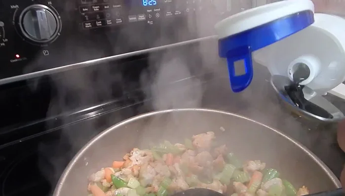 Add black soy sauce, cooking wine, oyster sauce, white pepper, sesame seed oil, and cashews. Mix well.