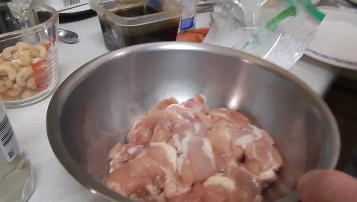 Marinate the chicken: Add white pepper, salt, egg, and cornstarch to the chicken. Mix well until slightly wet.