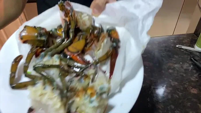 Dry the lobster halves and coat them with cornstarch.