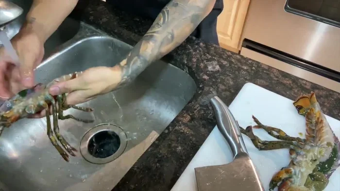 Rinse the lobster with cold water.