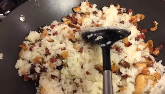 Add seasoned soy sauce to taste.