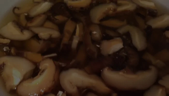 Soak the shitake mushrooms and cut them into small pieces.