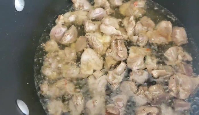 Heat oil in a frying pan. Add the yams/potatoes and fry until slightly crispy outside, soft inside. Sprinkle cold water if needed for fluffiness.