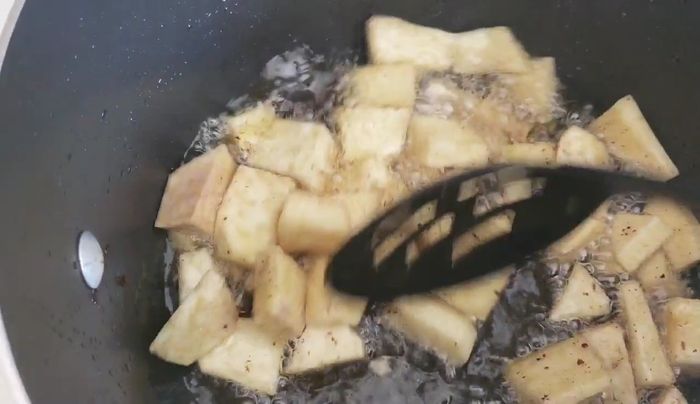 Add 1 tbsp oil to the pan, then add the blended pepper mixture. Sprinkle salt.
