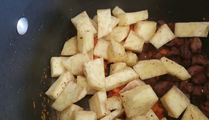 Add the fried yams and other veggies. Stir-fry for 4-5 minutes on high heat.