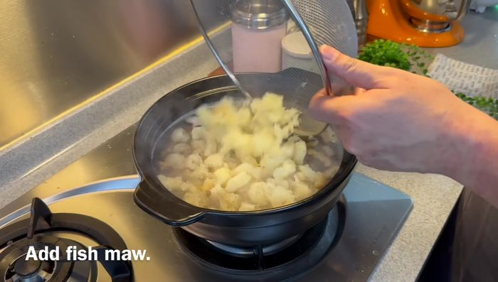 Add blanched fish maw. Simmer on low heat for 20 minutes.