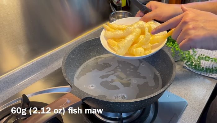 Blanch fish maw in boiling water until soft. Rinse, squeeze dry, and cut into desired sizes.