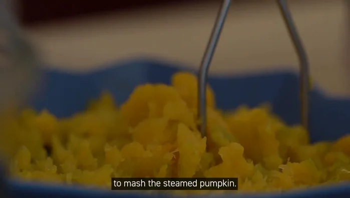 Mix sugar with mashed steamed pumpkin.