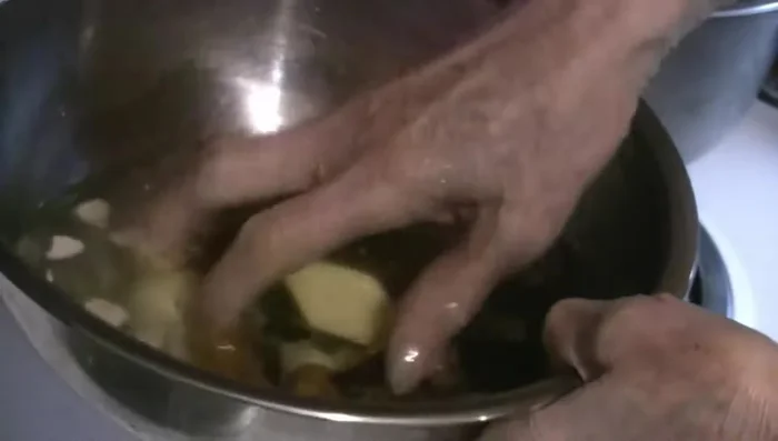 Rinse main ingredients (pork hock, winter melon, honey dates, ginger, almonds, mandarin peel) in cold water.